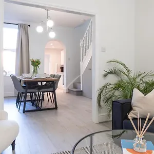 Southview - Three Bedroom House Holiday home Chester