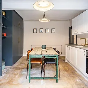 Stunning Basement Flat In Central Location Apartment Bath